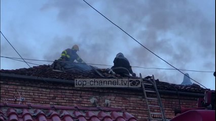 Përfshihet nga flakët një banesë dykatëshe në Korçë