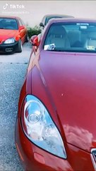 Elle trouve un joli cadeau sur sa voiture mais va vite déchanter...