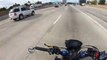 Le geste de ce motard sur l'autoroute est incroyable...