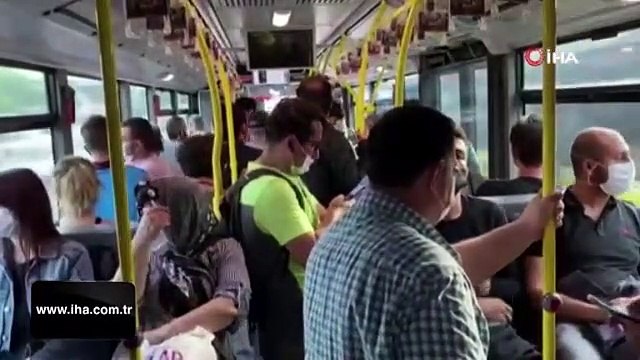 Metrobüs duraklarında korkutan yoğunluk