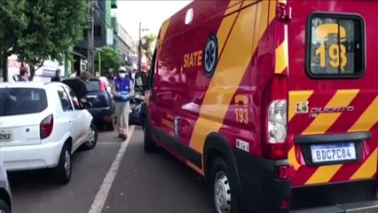 Скачать видео: Motociclistas ficam feridos após colisão traseira, na Rua Paraná