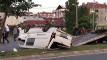 Küçükçekmece'de refüjdeki ağaca çarpan araç takla attı: 1’i ağır, 2 yaralı