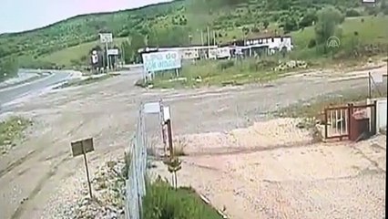 Otomobilin devrilme anı güvenlik kameralarına yansıdı - KARABÜK