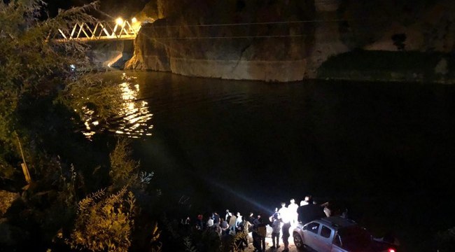 Yolcu minibüsü Fırat Nehri’ne uçtu: 4 ölü, 3 yaralı, 1 kayıp