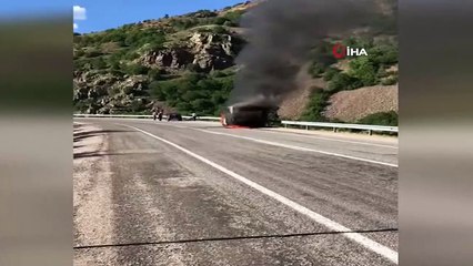 Talihsiz sürücü çaresizce kamyonetin yanmasını izledi