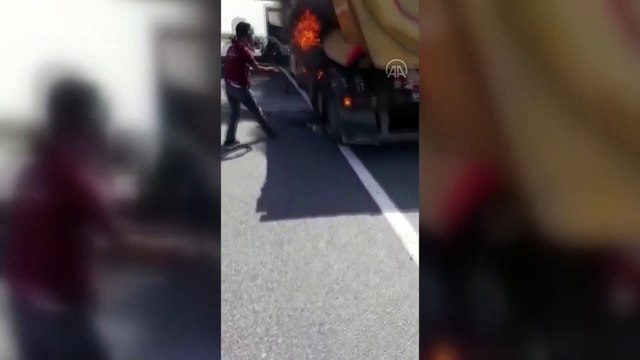 Çatalca-Arnavutköy yolunda seyreden tır dorsesinde yangın çıktı - İSTANBUL