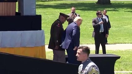 Dudas sobre la salud de Trump, tras caminata inestable