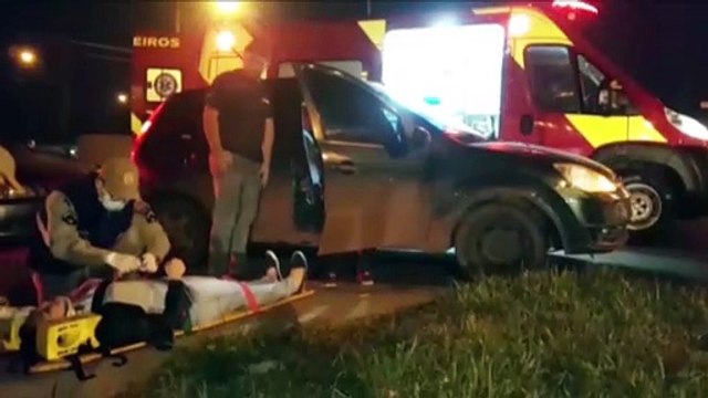 Carros se envolvem em colisão no Conjunto Riviera e jovem fica ferida