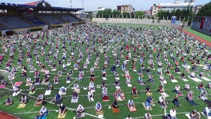 Bağcılar'da 3 bin kişilik cemaat cuma namazını stadyumda kıldı - İSTANBUL