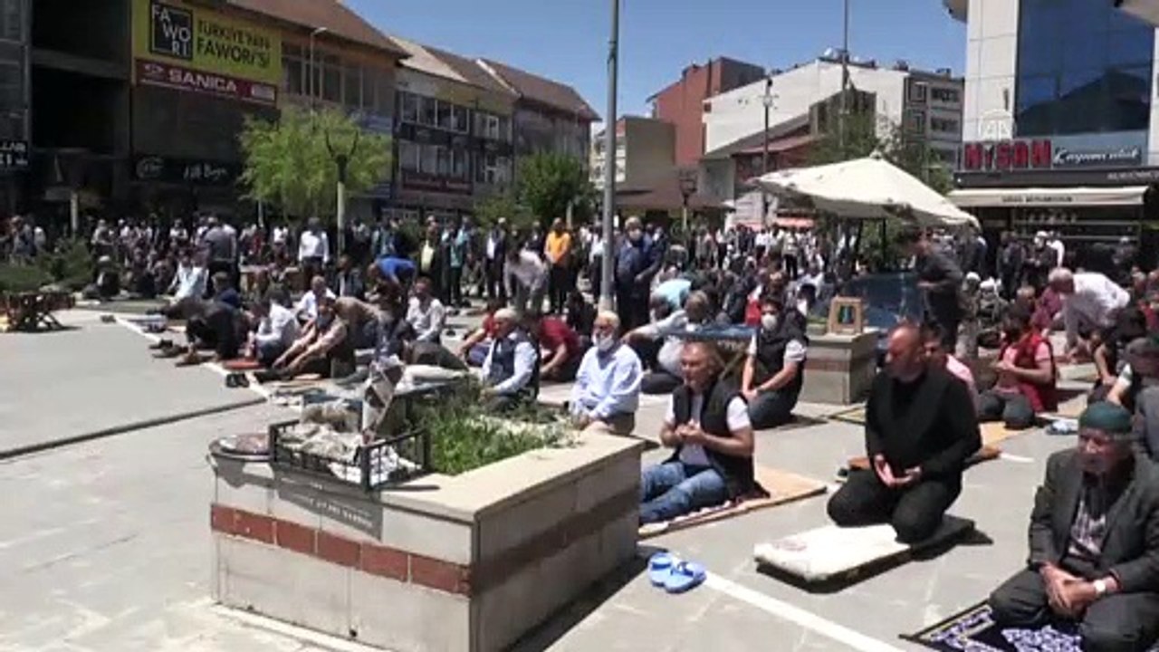 Doğu Anadolu'da cuma namazı salgın sonrası ikinci kez kılındı - AĞRI