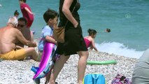 Sokağa çıkan çocuklar Konyaaltı Plajı'na akın etti - ANTALYA