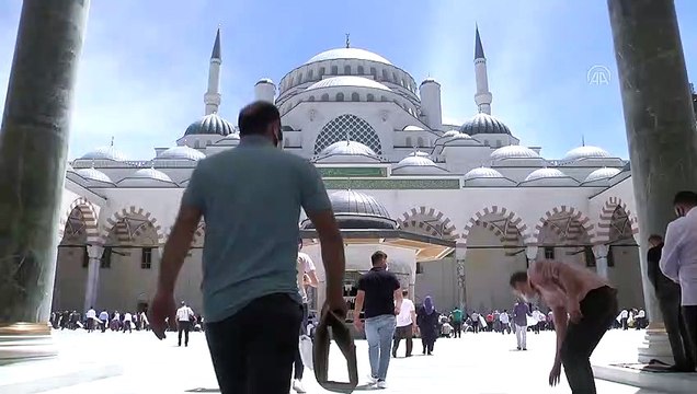 Sosyal mesafeli ikinci cuma namazı kılındı - Büyük Çamlıca Camisi - İSTANBUL