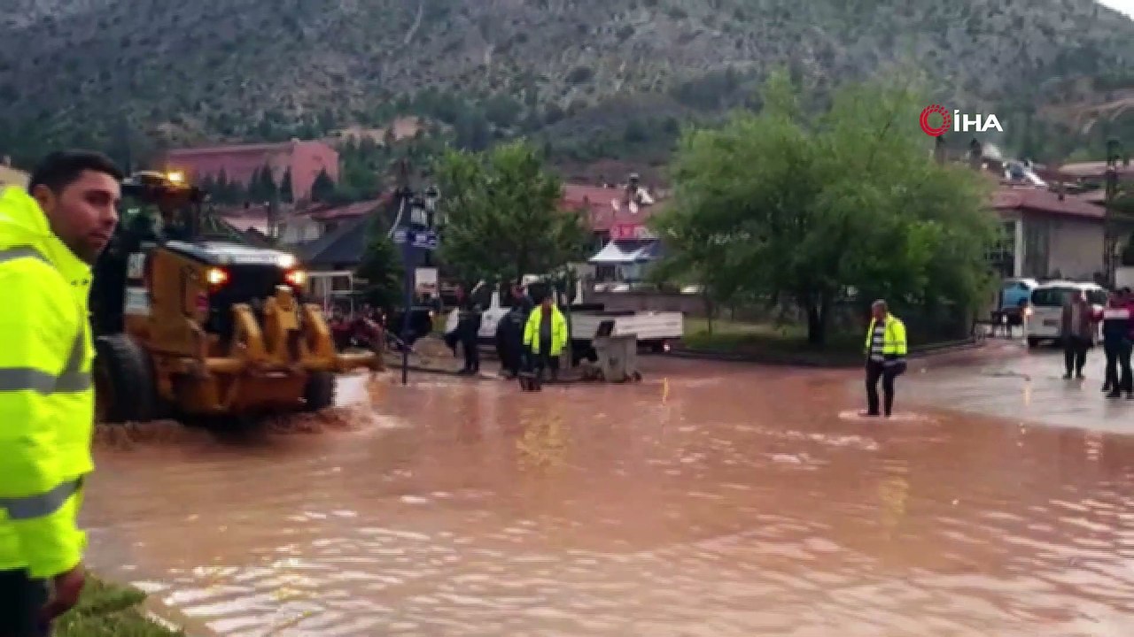Nallıhan'da şiddetli sağanak sonrası dereler taştı, yollar çöktü, anayollar su altında kaldı