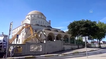 Avcılar'da depremde hasar gören caminin yıkımına başlandı - İSTANBUL
