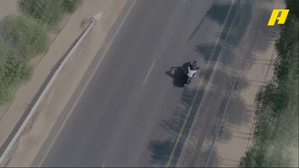 عبد الله سعد يقود دراجة نارية في دبي خلال حلقة عيش الدور