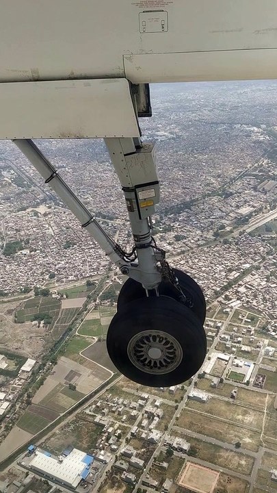 How a plane land on earth