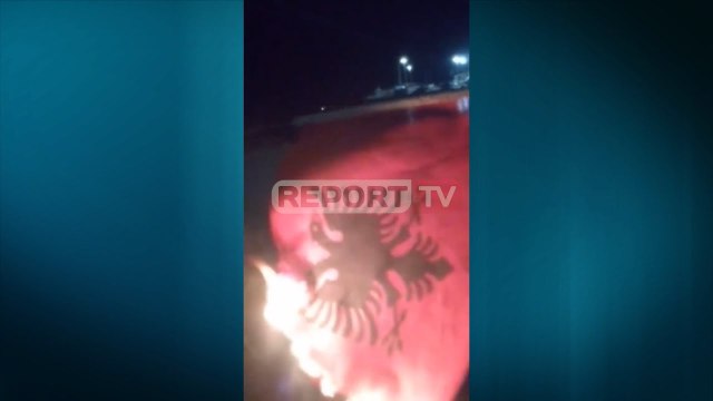 Minoritari grek në Sarandë poston videon duke djegur flamurin kuqezi, provokon: Ku janë shqiptarët?