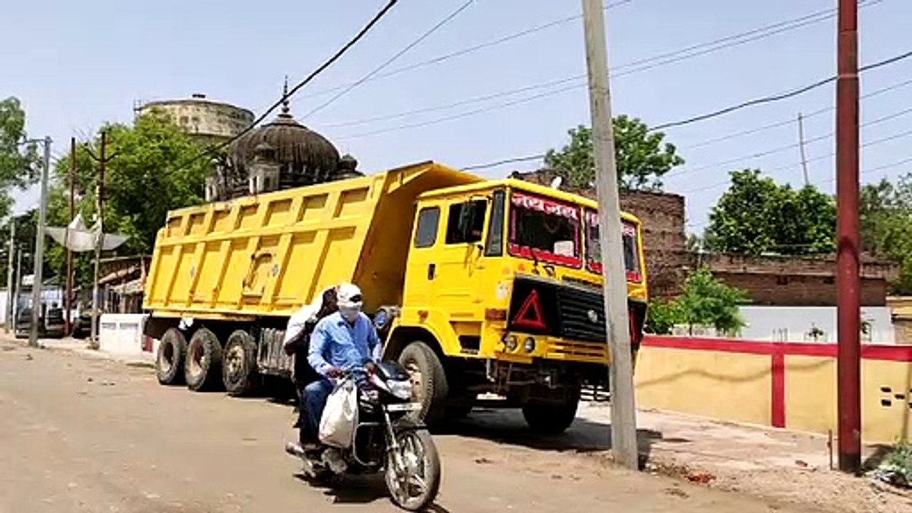 अवैध बालू का ट्रक पकड़कर पुलिस ने की कार्यवाही