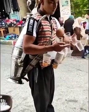 Il arrive à remplir 5 verres en une seule fois !