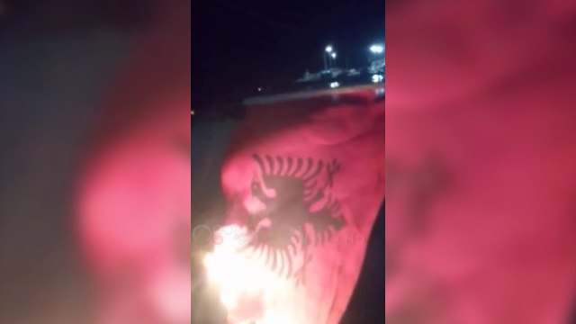 Ora News - Lajthit minoritari grek, djeg flamurin shqiptar në mes të Sarandës