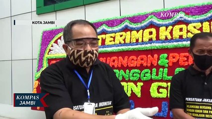 Kajati Bagikan Sembako Untuk Tenaga Medis