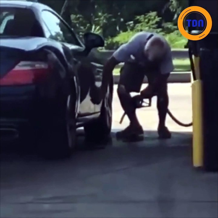 Il nettoie sa voiture avec... du gasoil à la station essence !