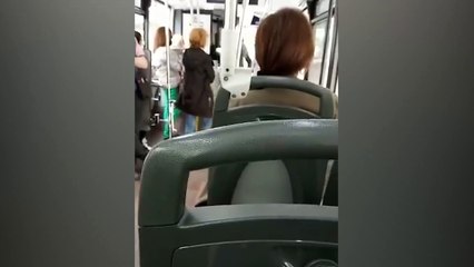 Agrede al conductor de un autobus cuando le dice que se ponga la mascarilla