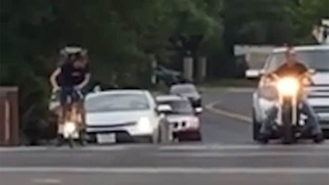 Un cycliste ne supporte plus le bruit des motos