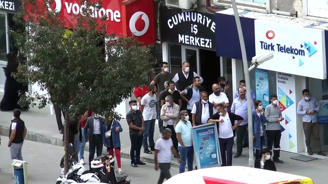 Sosyal mesafe kuralını hiçe saydılar, şüpheli paketin patlatılmasını izlediler