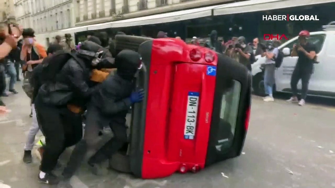 Otomobili yan döndürüp barikat kurdular