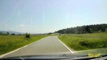 Un automobiliste percute volontairement des cyclistes