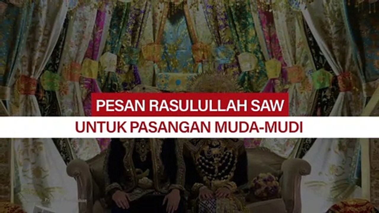 Pasangan pengantin Thomas Rudyanto (kiri) bersama Dian Larasati (kanan) menggunakan sarung tangan, masker, dan pelindung wajah saat melaksanakan prosesi akad nikah di Kantor Urusan Agama (KUA) Ciracas, Jakarta.