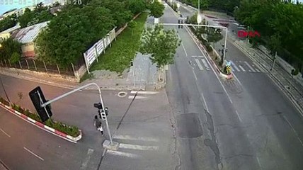 Anne ve kızının kıl payı ölümden kurtuluş anı kamerada