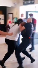 Une femme noire enceinte plaquée au sol par des agents de la sncf