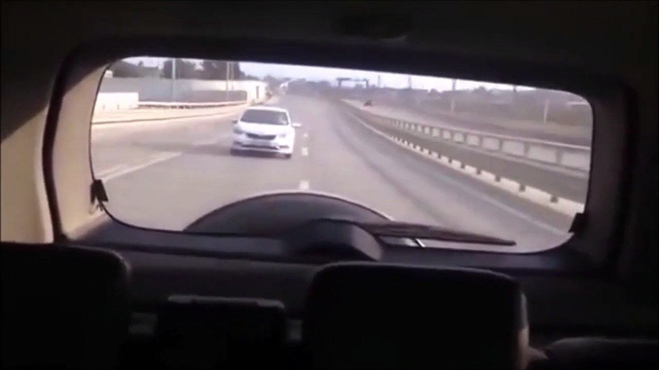 Un automobiliste en colère va regretter son geste... Bien fait