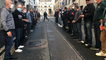 Les policiers jettent les menottes pour manifester leur colère