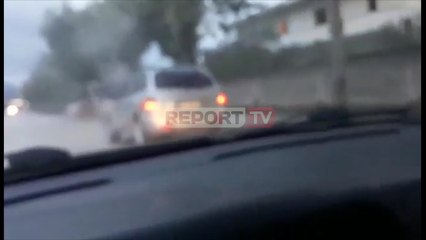 Report TV -Berat, makina e parkuar përfshihet nga flakët