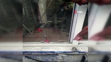 İş yerine giren yılanı itfaiye ekipleri çıkarttı
