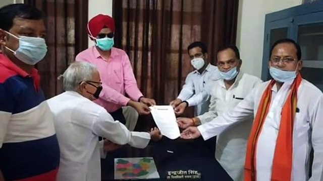 हाईवे की समस्या को लेकर व्यापारियों ने एसडीएम को सौंपा ज्ञापन