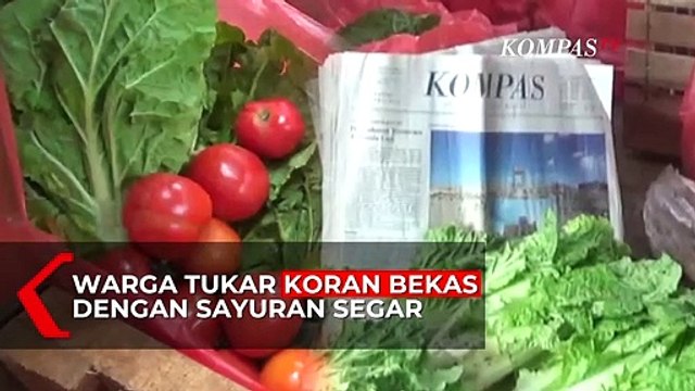 Warga Gowa Menukar Koran Bekas Dengan Sayuran Segar