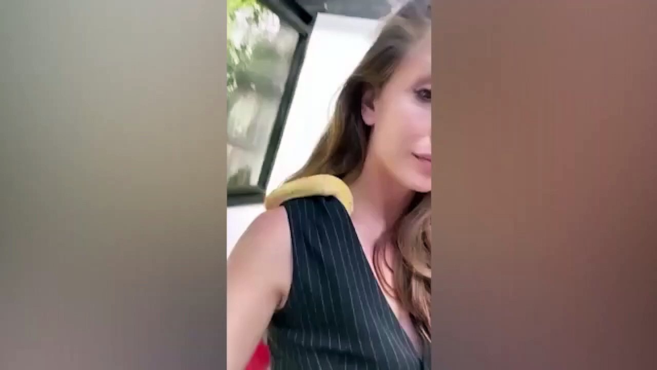 Yasemin Allen evcil hayvan diye evinde piton yılanı besliyor!