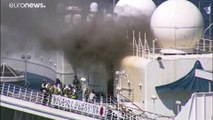 شاهد: حريق ودخان على متن سفينة سياحية يابانية خالية من السائحين