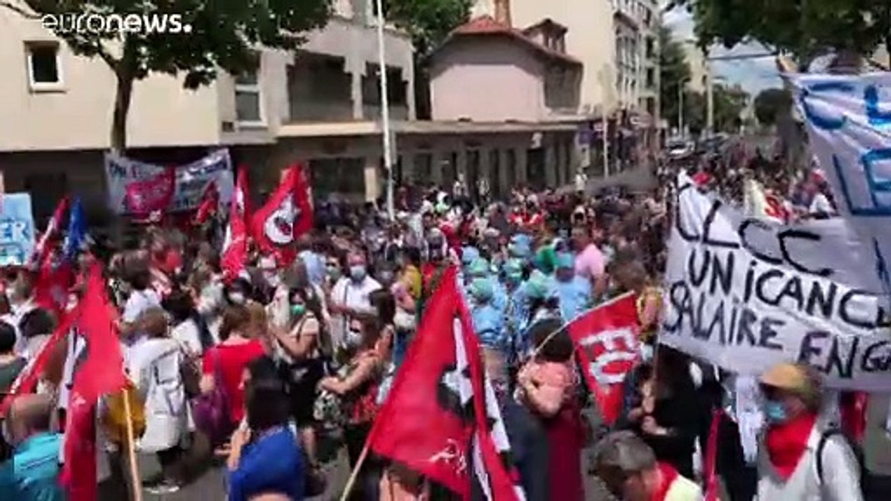 Héros de la crise, les personnels soignants ont manifesté en France pour réclamer plus de moyens