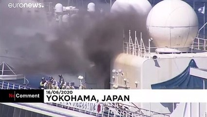 Au Japon, une grosse fumée noire s'échappe d'un paquebot