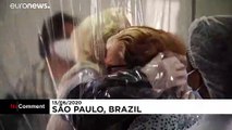 آغوشی برای سالمندان ورای پرده پلاستیکی در برزیلی که کرونا بیداد می‌کند