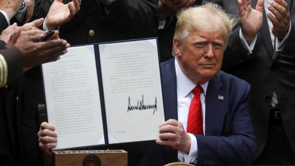 Trump signs executive order aimed at reining in errant police