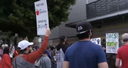 احتجاجات أميركا.. مطالب بوقف تمويل شرطة المدارس بمدينة لوس أنجلوس