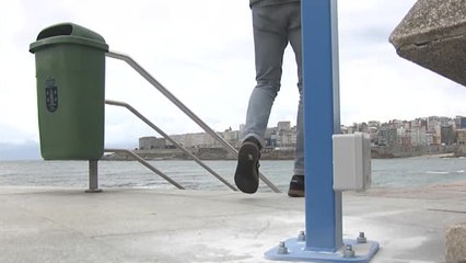 Download Video: Unos arcos conectados a un semáforo controlarán el aforo en la playa en La Coruña para evitar aglomeraciones