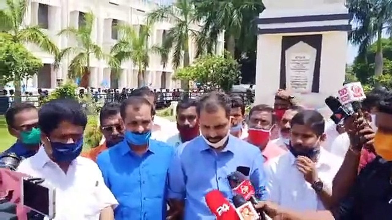 വീരമൃത്യു വരിച്ച സൈനികർക്ക് ആദരവ് അർപ്പിച്ചു ബിജെപി സംസ്ഥാന അധ്യക്ഷൻ കെ സുരേന്ദ്രൻ പാളയം രക്തസാക്ഷി മണ്ഡപത്തിൽ പുഷ്പാർച്ചന നടത്തുന്നു