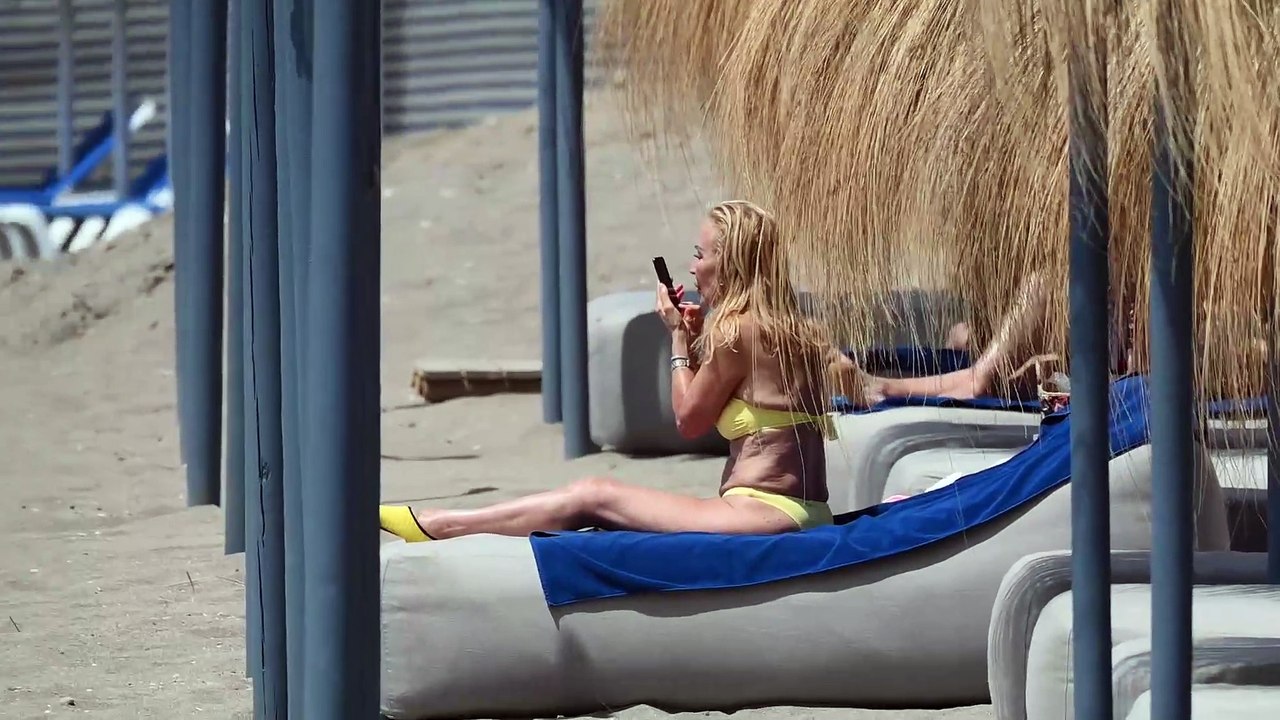 Carmen Lomana se tuesta al sol en las playas de Marbella